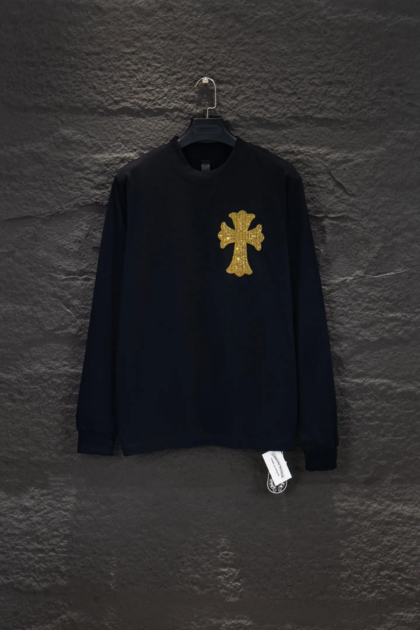P230 🆕Chrome Hearts os version is really charming and Chrome Hearts is really a must-have. Each season's new version is made to the extreme. It is very practical and can be worn casually. Nice✔️ - ⚠️100% cotton. It is made of 21 double yarns, 300g weight fabric and imported knitted carded cotton. It has moderate thickness, drape and contour, and the upper body is comfortable! ! It is very tolerant to fat body types and can instantly lose five pounds after wearing it!  Specially ordered many Austrian hot diamonds, which have the bling bling effect of natural crystals under the light, with multi-faceted reflective points, and the production cost is extremely high. The laser molding includes a computer engraving machine and a laser machine, which are accurate in units of particles. Finally, it is hot and set at high temperature. After the hot ironing, the firmness needs to be tested repeatedly on the hot stamping. It can show colorful reflections under the light. The collar webbing extends to the shoulders for reinforcement, and the stitching at the joints. The hem and cuffs are all made with 0.2mm gauge double-thread turning. They are carefully produced at a high cost. The attitude of making goods with a magnifying glass restores the quality and effect of the product. The full set of customized accessories is only used to present every detail to customers. Film printing, 50,000 positioning, is very time-consuming. The body is treated with hot diamond elements, which greatly increases the interest of the clothing; unique visual effects. After special treatment, a unique effect is formed. An irregular hem is added to the version. This year's Kroxin is the main version. In the past two years, the oversize version has become the focus of the trend and has been a popular staple in the past two years. The change of designers has made this brand an instant hit. The progressive fashion of the times also needs the blood impact of fresh elements and trendy designs in order to continue its glory! It’s stylish both inside and outside, a must-have for high street travel! An absolute "eye-catching style" that can match couples 💏 Color: Black White Size: S M L XL